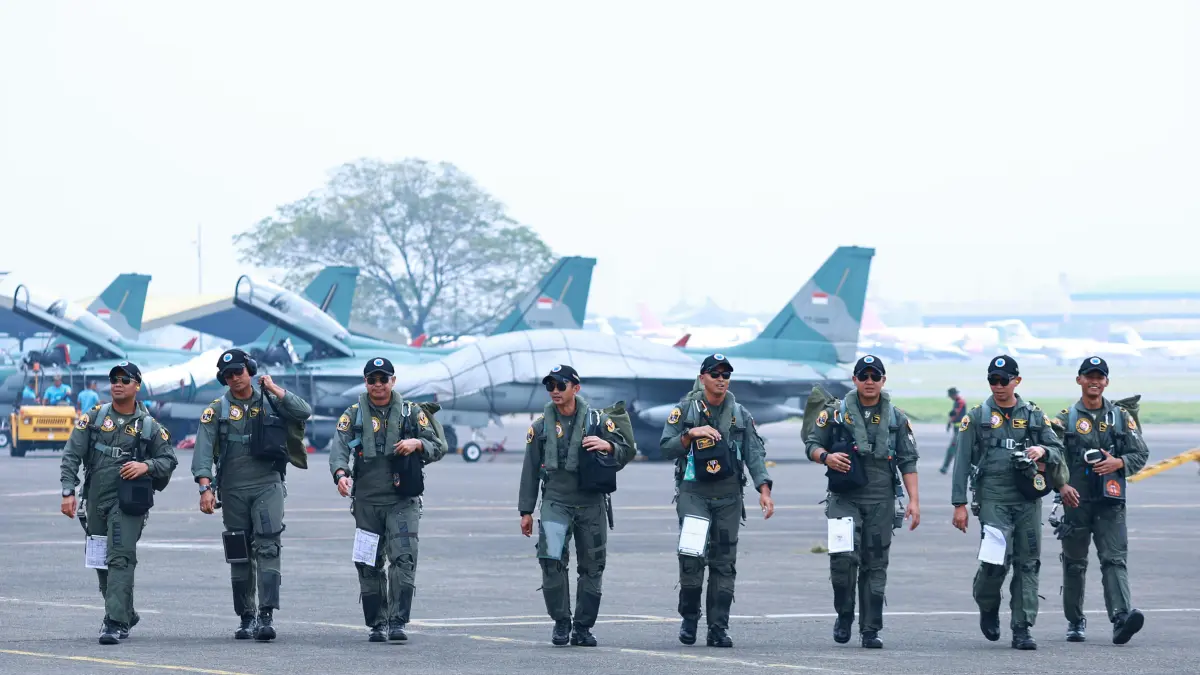 Pesawat tempur dan para penerbang TNI AU bersiap untuk tampil dalam Upacara Gelar Pasukan Operasional dan Kehormatan Militer pada Minggu (10/8) mendatang. (TNI AU)