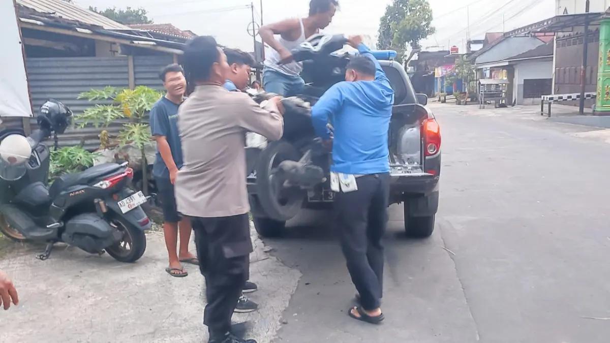 Polisi menyita barang bukti sepeda motor yang dipakai pelaku saat beraksi membawa kabur perhiasan milik lansia warga Desa Jemawan, Kecamatan Jatinom, Klaten. (Angga Purenda/Radar Solo)