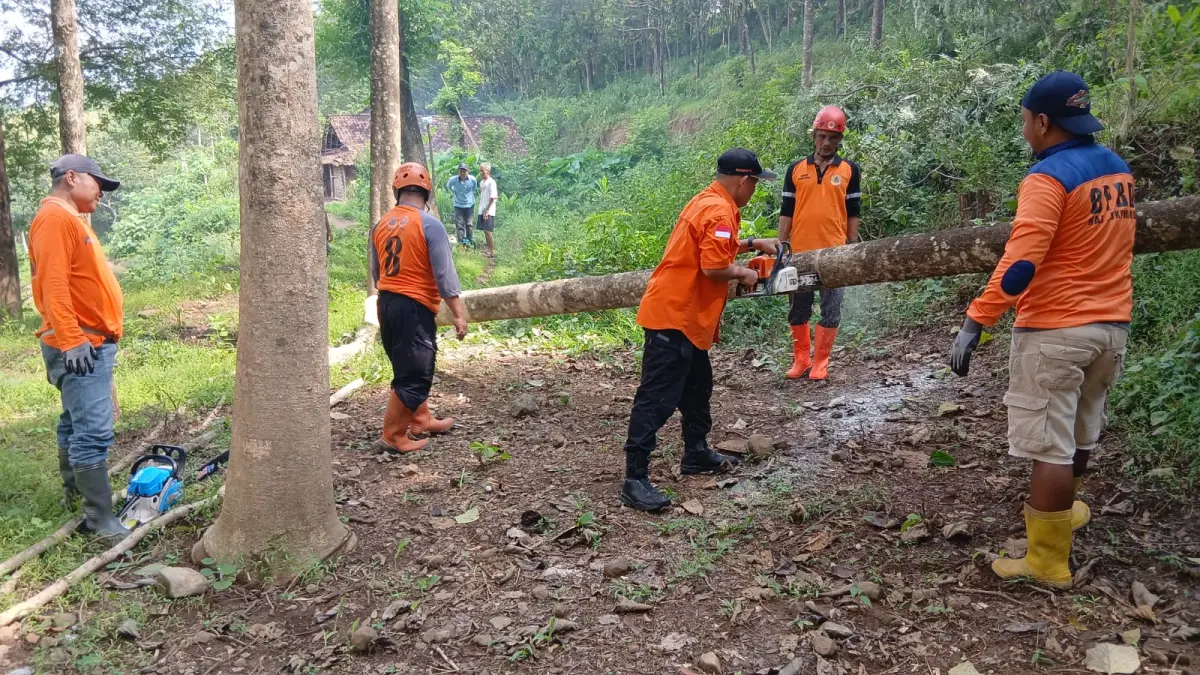 Relawan memotong pohon untuk material relokasi rumah di Desa Kamal, Kecamatan Bulu, Sukoharjo, kemarin (2/4). (IWAN KAWUL/RADAR SOLO)