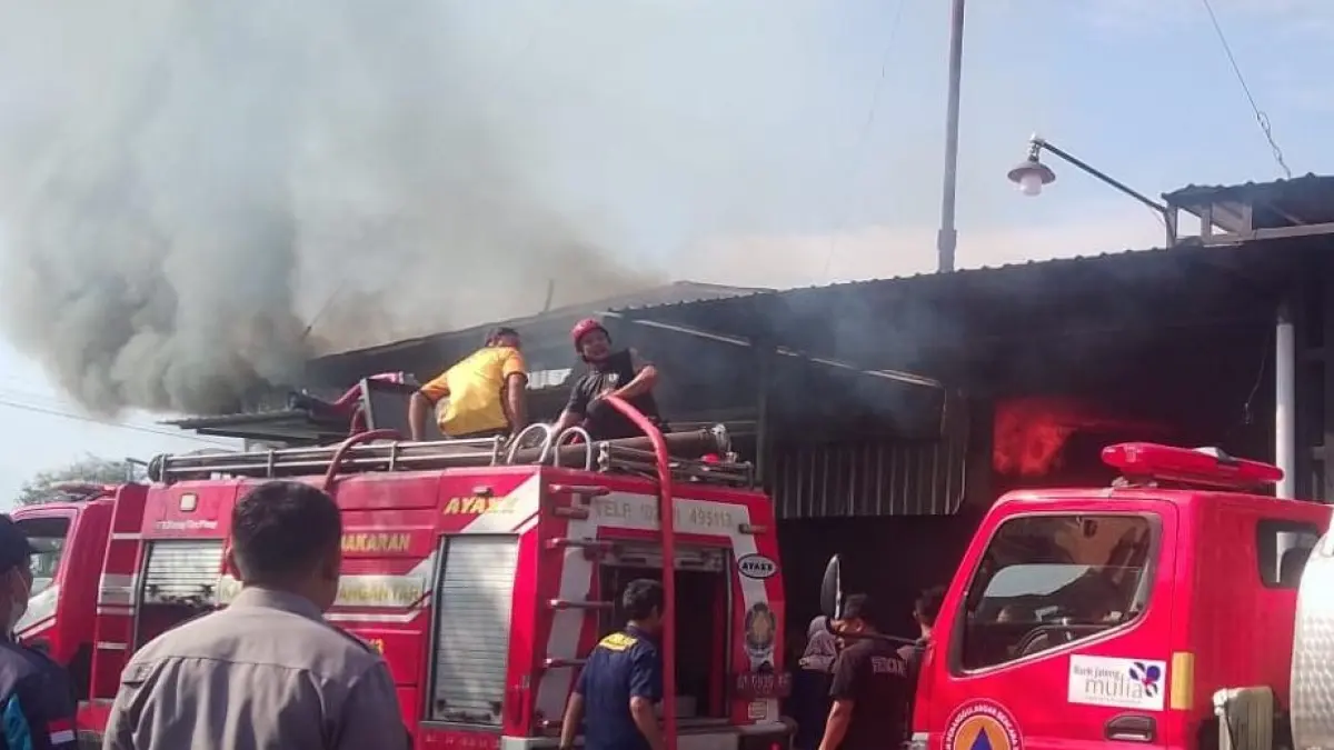 Tim damkar berupaya menjinakkan api di gudang tripleks di Kelurahan Popongan, Kecamatan Karanganyar, Kamis (2/4/2026). (Rudi Hartono/Radar Solo)