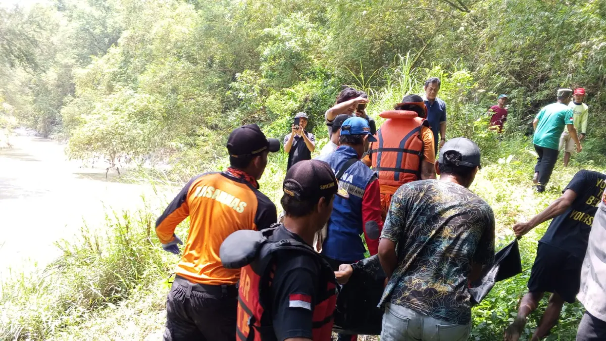 Tim SAR gabungan evakuasi jasad nenek warga Desa Gondel, Kecamatan Kedungtuban, Kabupaten Blora yang tenggelam, Kamis (2/4/2026). (Dokumentasi Basarnas Semarang)