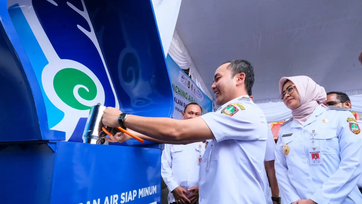 Wali Kota Respati Ardi dan Wawali Astrid Widayani uji coba air minum gratis di Pasar Gede, Kamis (2/4/2026). (Silvester Kurniawan/Radar Solo)
