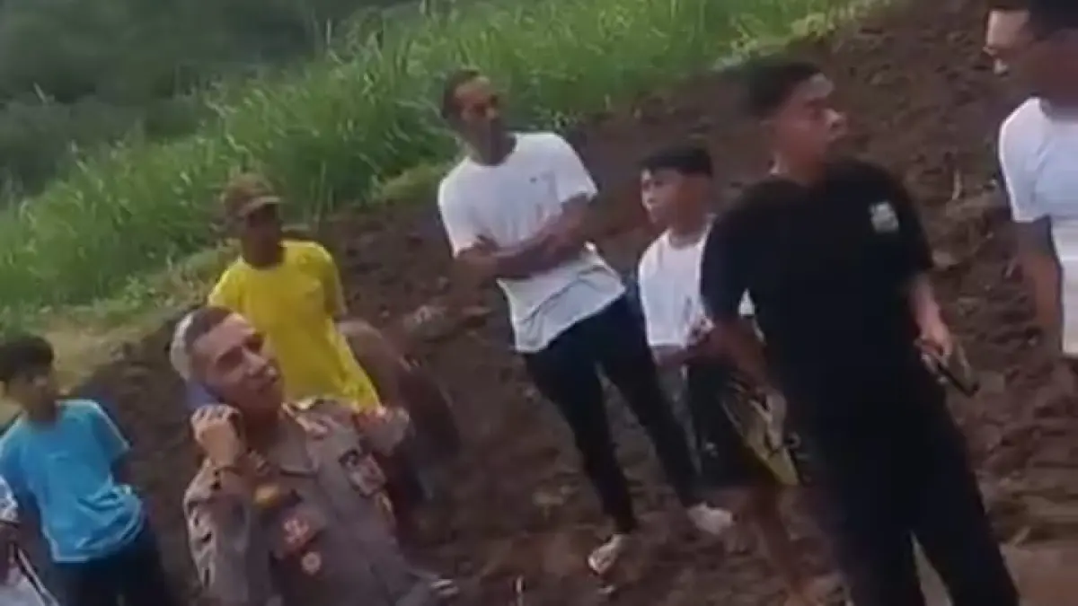 Warga dan polisi di lokasi penemuan mayat bayi di Dukuh Jetak, Desa Sumbung, Kecamatan Cepogo, Boyolali, Kamis (2/4/2026) (istimewa) 