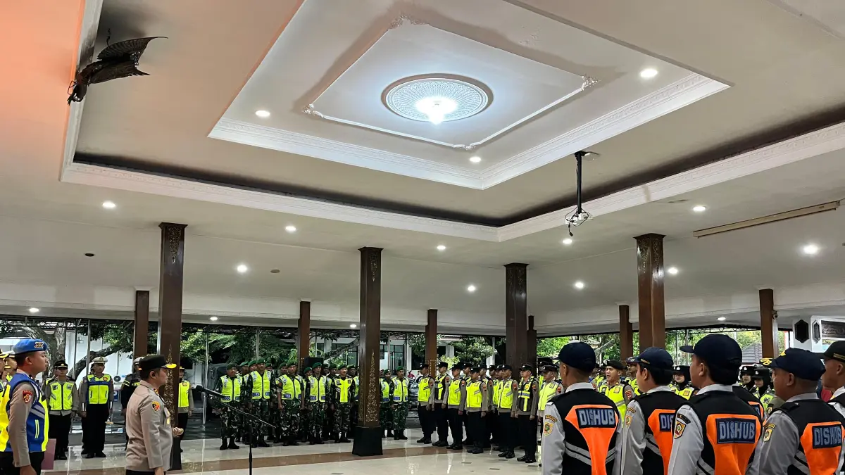 Apel gelar pasukan yang melibatkan pengamanan lintas instansi tersebut dilaksanakan secara terpusat di Pendopo Rumah Dinas Bupati Wonogiri, Kamis (2/4/2026) sore. (IWAN ADI/RADAR SOLO)