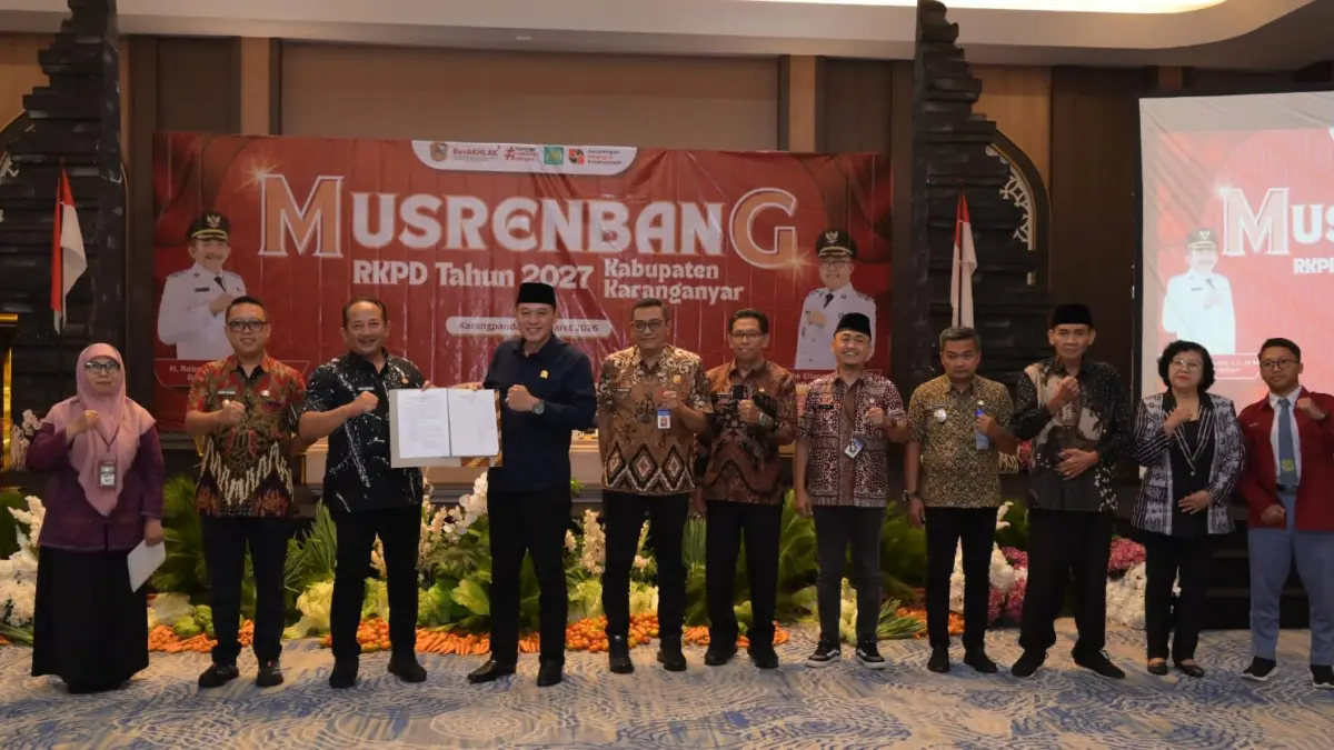Bupati Karanganyar Rober Christanto serahkan draf Musrenbang Rencana Kerja Pemerintah Daerah (RKPD) Tahun 2027 ke DPRD. (Rudi Hartono/Radar Solo)