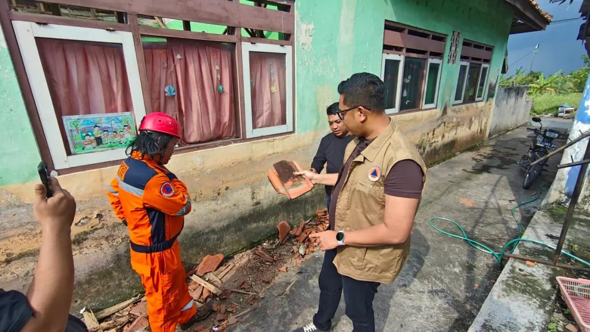 Bupati Klaten Hamenang Wajar Ismoyo saat meninjau kondisi SDN 2 Sribit, Kecamatan Delanggu, Klaten, Jumat (3/4/2026). (Dokumentasi Bagian Prokopim Setda Klaten)