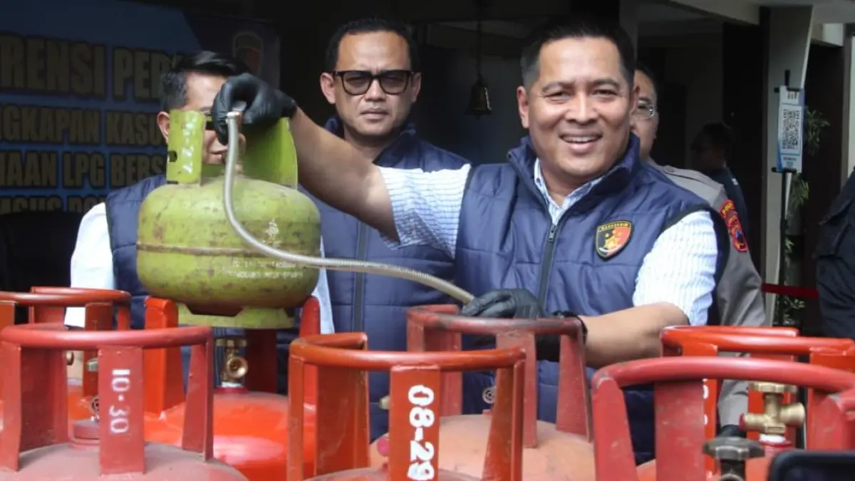 Direskrimsus Polda Jateng menunjukkan barang bukti prakti pengoplosan LPG 3 kg di Tasikmadu, Karanganyar. (Rudi Hartono/Radar Solo)