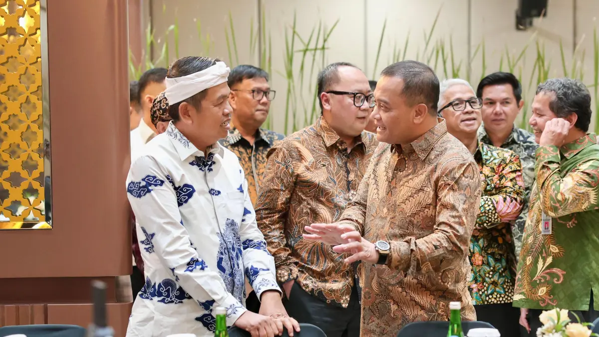 Gubernur Jateng Ahmad Luthfi dan Gubernur Jabar Dedi Mulyadi bertemu di sela acara BPK di Jakarta, Kamis (3/4). (Humas Pemprov Jateng)