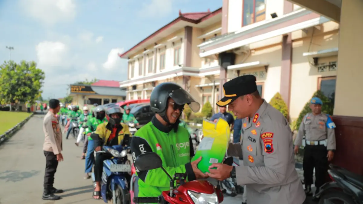 Kapolres Klaten bagikan bingkisan kepada driver ojek online (ojol) yang tergabung dalam wadah Aliansi Ojek Online Klaten Bersatu di mapolres setempat, Jumat (3/4/2026).