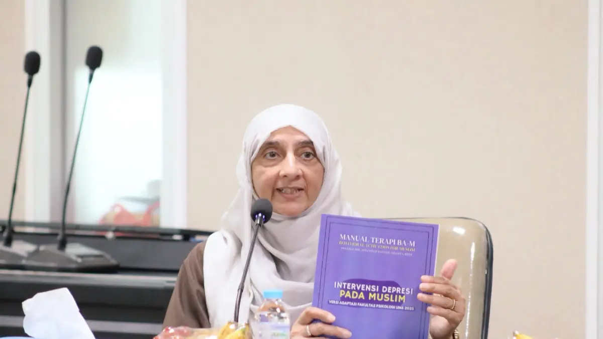 Ketua tim peneliti Lusi Nuryanti&nbsp;memberikan paparan dalam “Short Version Training of BA-M” di ruang seminar BPH lantai 6 Gedung Induk Siti Walidah UMS, Selasa, (31/3).