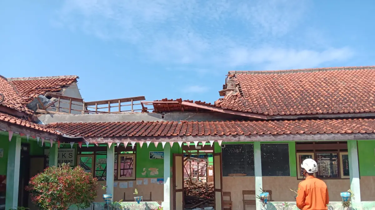 Kondisi ruang kelas 2 SD Negeri 2 Sribit, Delanggu, Klaten yang atapnya ambruk pada Kamis (2/4/2026). (ANGGA PURENDA/RADAR SOLO)
