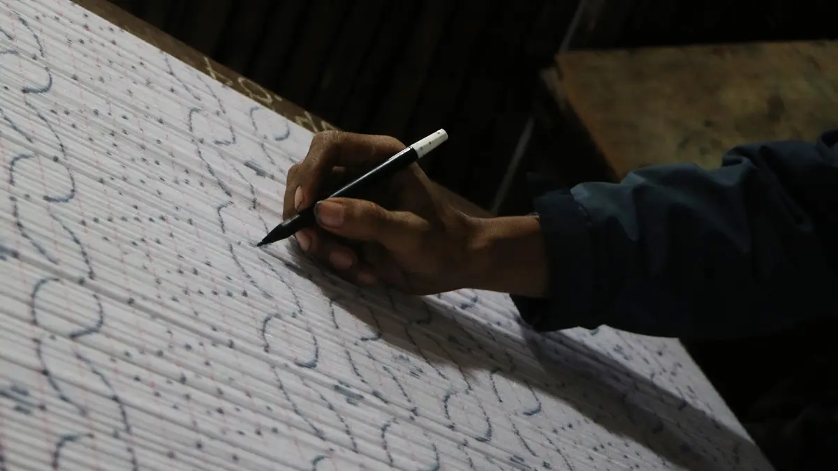 Pembuatan motif dengan spindol. (ARIEF BUDIMAN/RADAR SOLO)