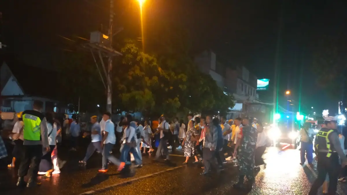Petugas gabungan diterjunkan amankan ibadah Kamis Putih di gereja di Kabupaten Sukoharjo, Kamis malam (2/4). (IWAN KAWUL/RADAR SOLO) 