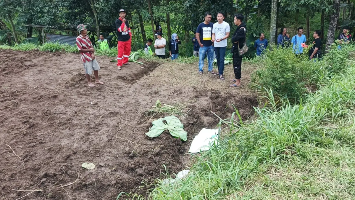Polisi lakukan penyelidikan lanjutan di lokasi penemuan mayat bayi yang dikubur separo badan di Desa Sumbung, Kecamatan Cepogo, Kabupaten Boyolali, Jumat (3/4/2026). (ABDUL KHOFID/RADAR SOLO)