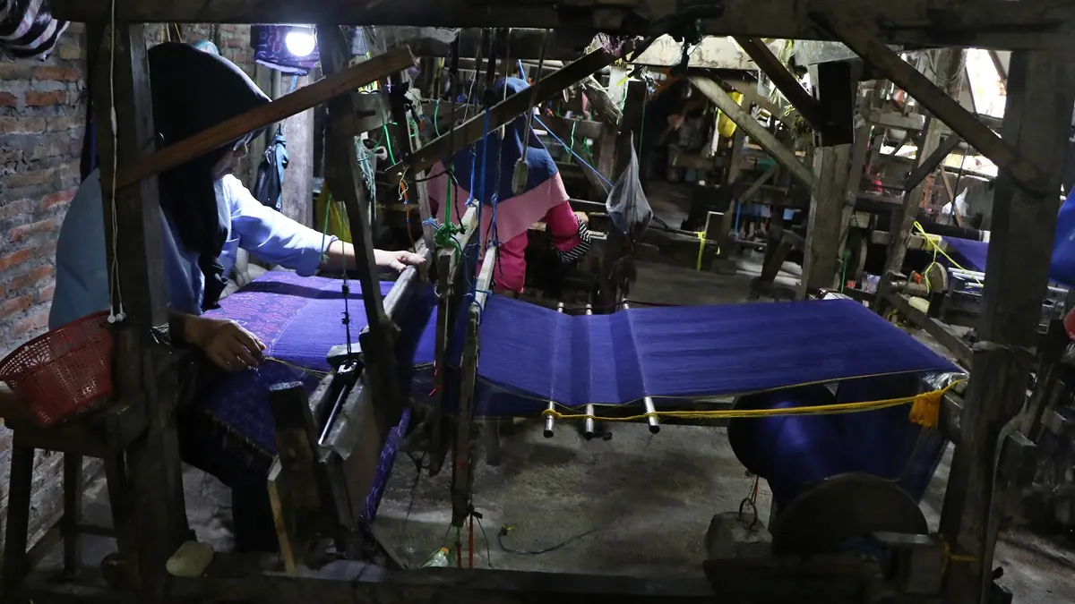 Proses penenunan. (ARIEF BUDIMAN/RADAR SOLO)