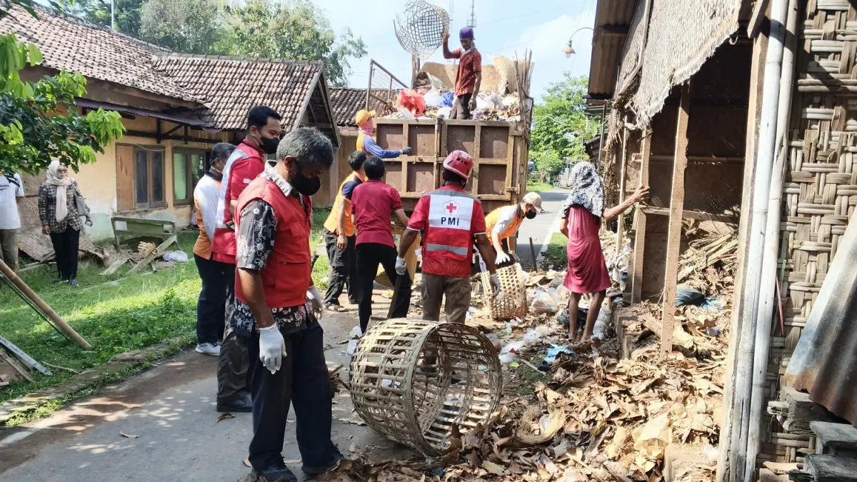 Relawan bersihkan rumah warga pengidap disabilitas mental di Kampung Mageru, Kelurahan Plumbungan, Kecamatan Karangmalang, Sragen, Kamis (2/4/2026) siang. (Ahmad Khairudin/Radar Solo)