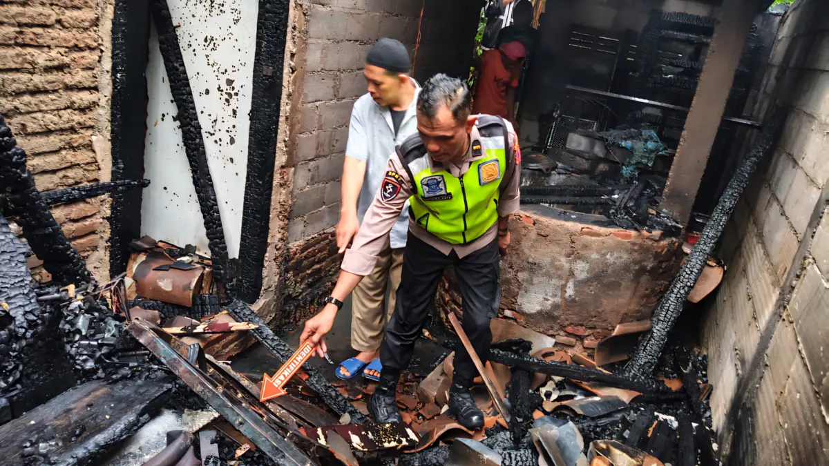 Rumah milik Samsu Sutrisno, 70, warga Dusun Gading, Desa Ngadirojo Lor, Kecamatan Ngadirojo, Wonogiri terbakar, Jumat (3/4/2026). (ISTIMEWA)