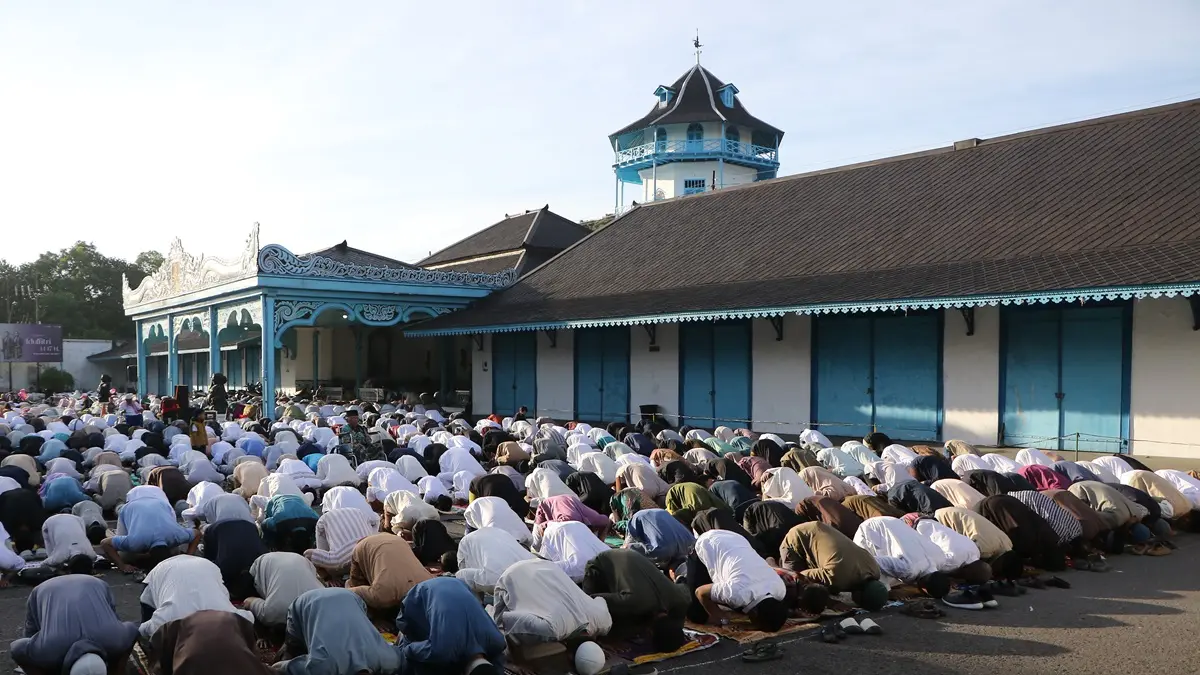 Umat muslim sujud saat salat Id di Hari Raya Idul Fitri 1447 Hijriah di Kori Kamandungan Keraton Kasunanan Surakarta Hadiningrat, Jumat (20/3). (ARIEF BUDIMAN/RADAR SOLO)