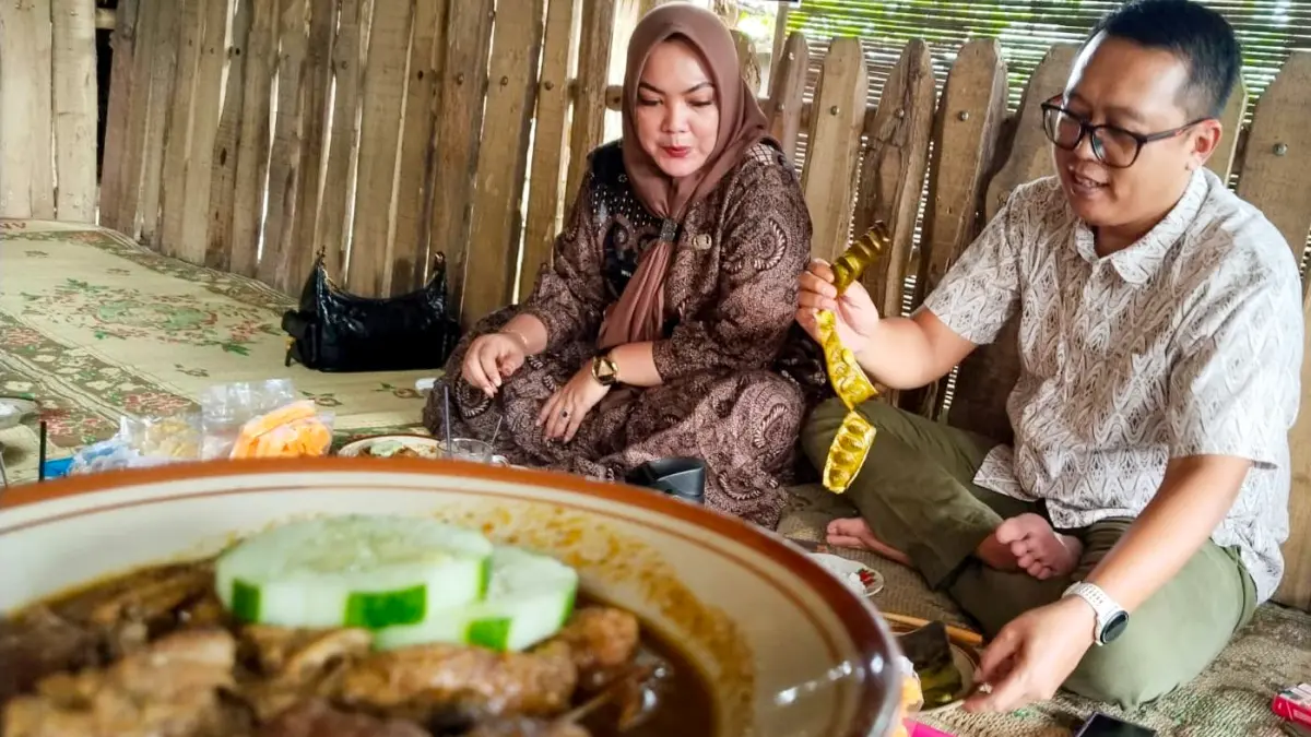 Wakil Bupati Karanganyar Adhe Eliana bersama istri menjajal rica mentok alas Bromo, Kelurahan Delingan, Kecamatan Karanganyar. (Rudi Hartono/Radar Solo)
