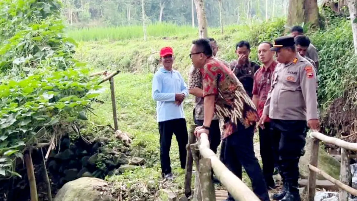 Wakil Bupati Karanganyar Adhe Eliana mengecek lokasi pembangunan Jembatan Garuda di Karanganyar. (Rudi Hartono/Radar Solo)