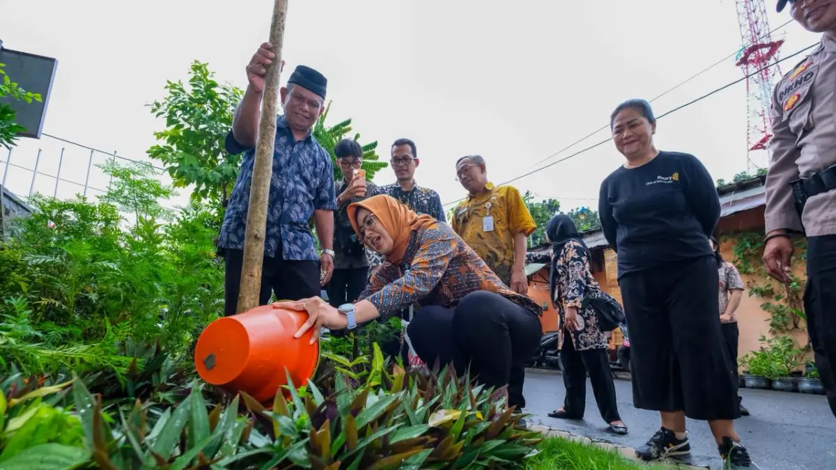 Wakil Wali Kota Solo Astrid Widayai menyiram tanaman tabebuya di taman Ketelan. (Humas Pemkot Solo)