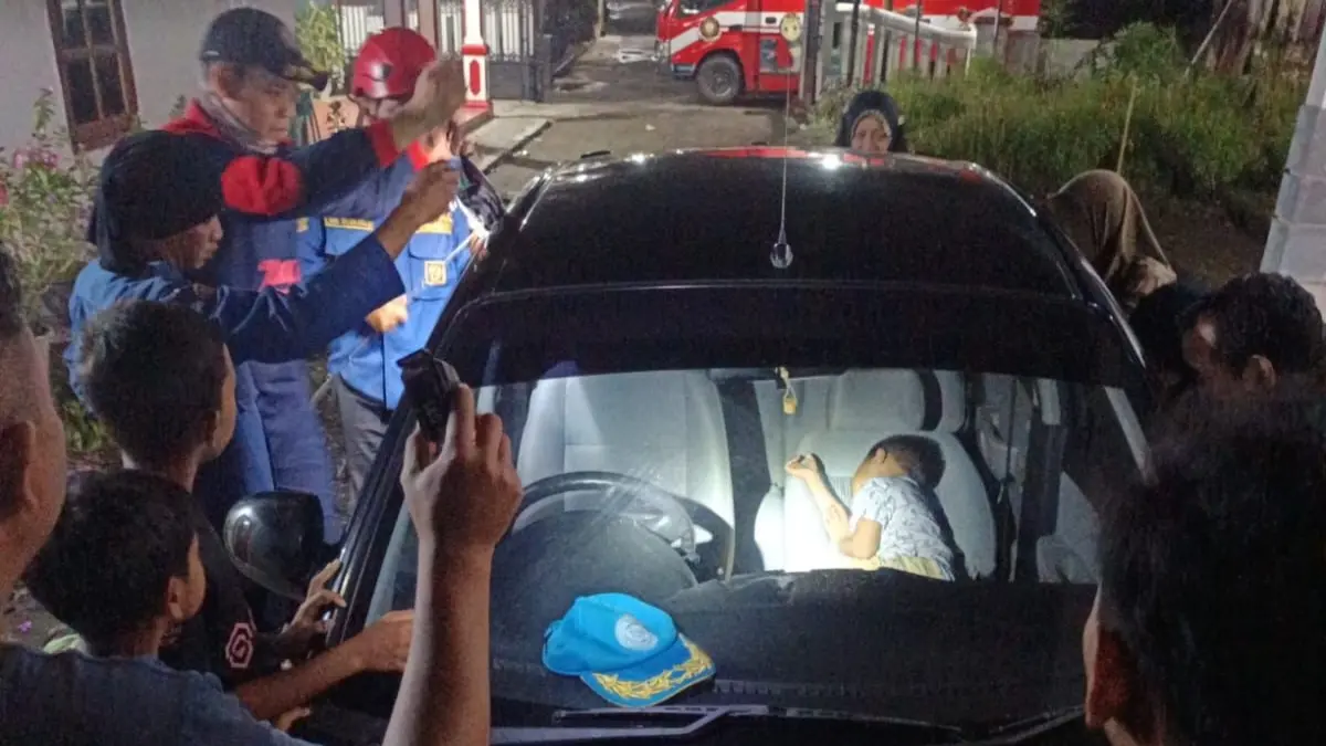 Evakuasi anak yang terkunci di dalam mobil di Banyudono, Boyolali, Jumat (3/4/2026) oleh tim Damkar Boyolali. (ISTIMEWA) 