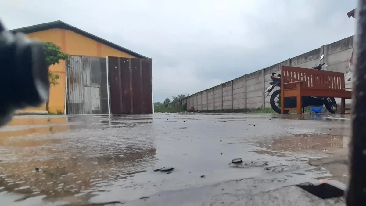 Penampakan gudang di wilayah Desa Buran, Kecamatan Tasikmadu, Karanganyar yang diduga digunakan untuk mengoplos LPG 3 kg. (RUDI HARTONO/RADAR SOLO) 