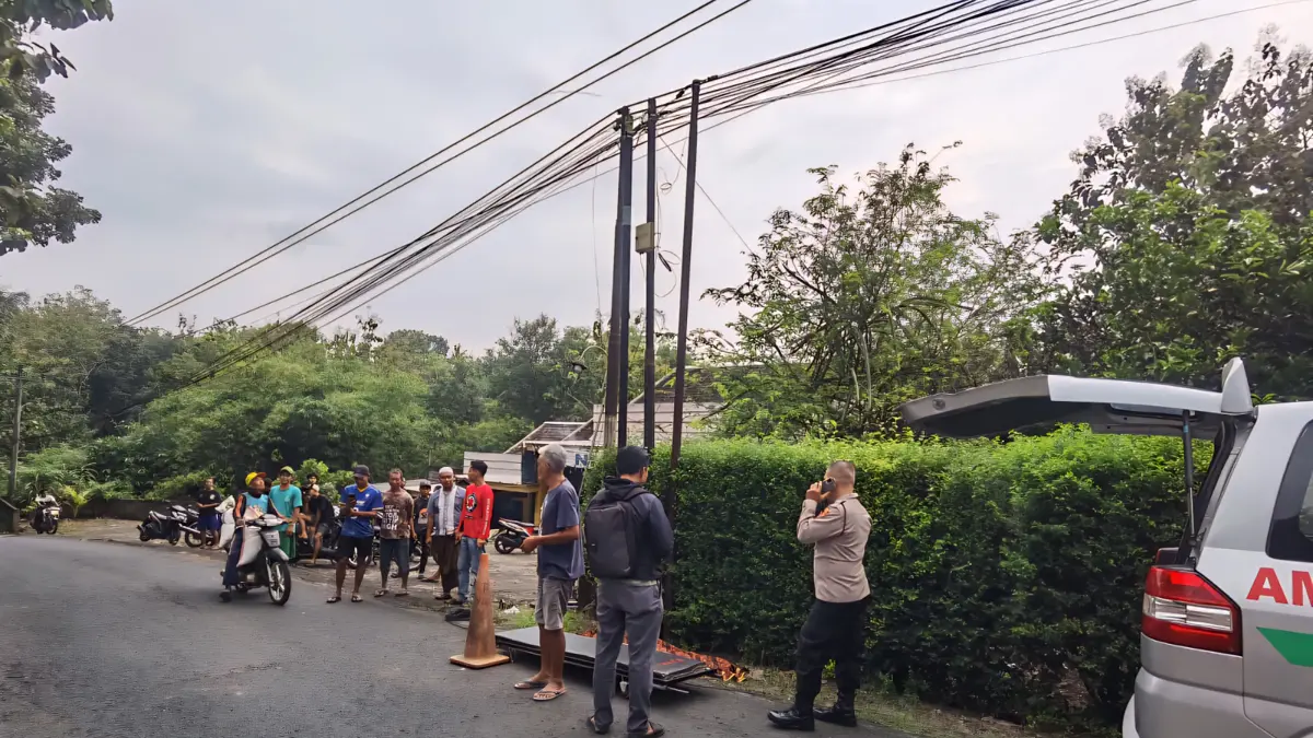 Proses evakuasi warga yang tewas akibat tersengat listrik di Desa Kebonagung, Kecamatan Sidoharjo, Wonogiri, Sabtu (4/4/2026) sore. (IWAN ADI/RADAR SOLO)