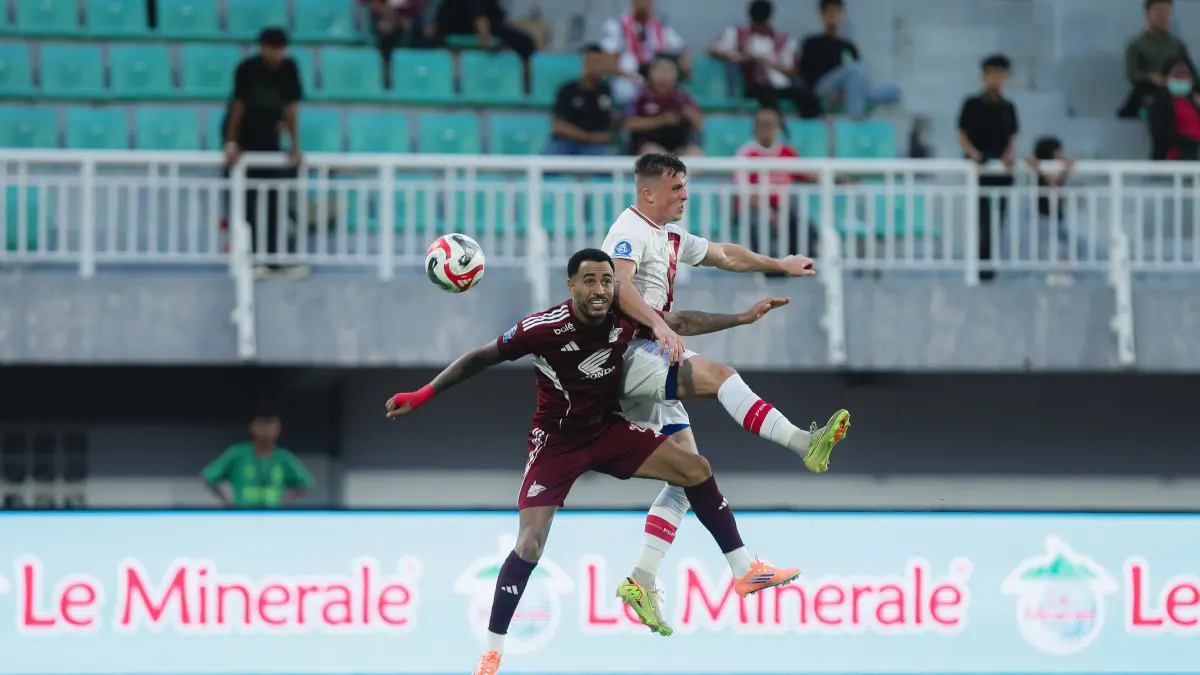 AGRESIF: Striker Persis Solo Roman Paparyha berebut bola udara dengan pemain PSM Makassar di Super League 2025/2026. (TIM MEDIA PERSIS SOLO)