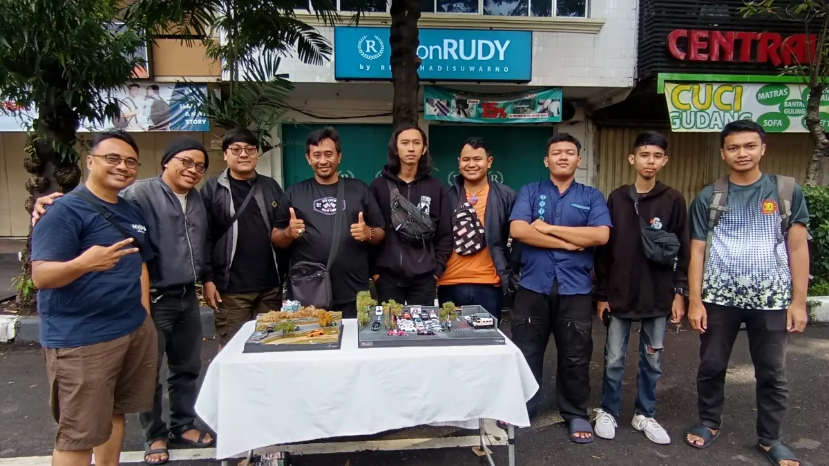 &nbsp;Anggota Solo Diecast Photography di arena car free day Solo bersama koleksi mobil-mobilan mainan. (A Christian/Radar Solo)

