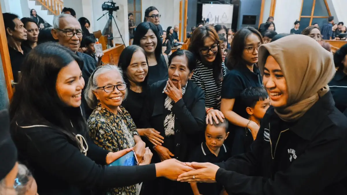 BERBAGI KEBAHAGIAAN: Masyarakat memberi salam kepada Wakil Wali Kota Solo Astrid Widayani yang hadir mengecek GKJ Danukusuman. ( (DOK. PEMKOT SOLO)