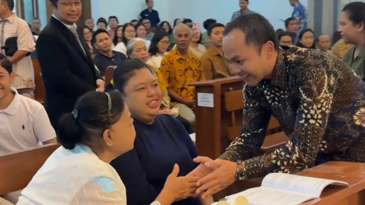 BUKTI TOLERANSI: Wali Kota Solo Respati Ardi saat memberi salam kepada para jamaat yang tengah menjalani perayaan paskah di Gereja Katolik Santa Perawan Maria Regina Purbowardayan Solo, Sabtu malam (4/4). (DOK. PEMKOT SOLO)