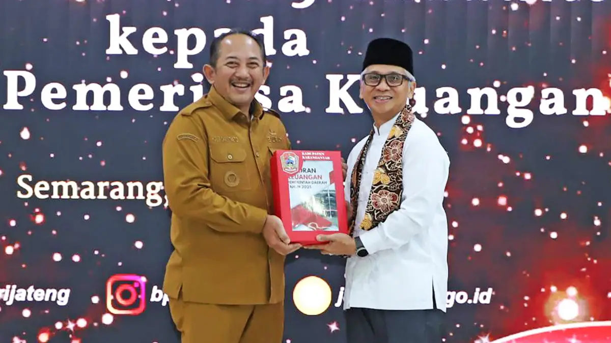 Bupati Karanganyar Rober Christanto serahkan LKPD 2025 ke BPK Perwakilan Jateng. (Rudi Hartono/Radar Solo)
