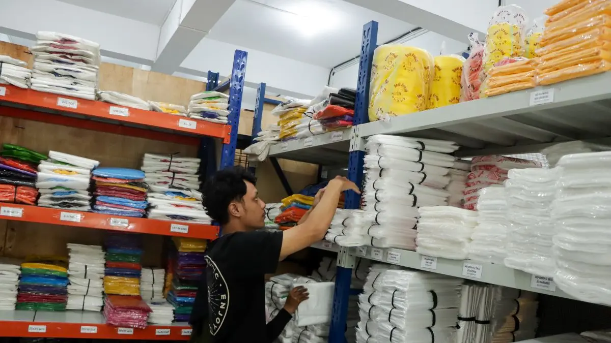 Harga plastik yang semakin melambung memengaruhi pendapatan pelaku UMKM. (M. Ihsan/Radar Solo)