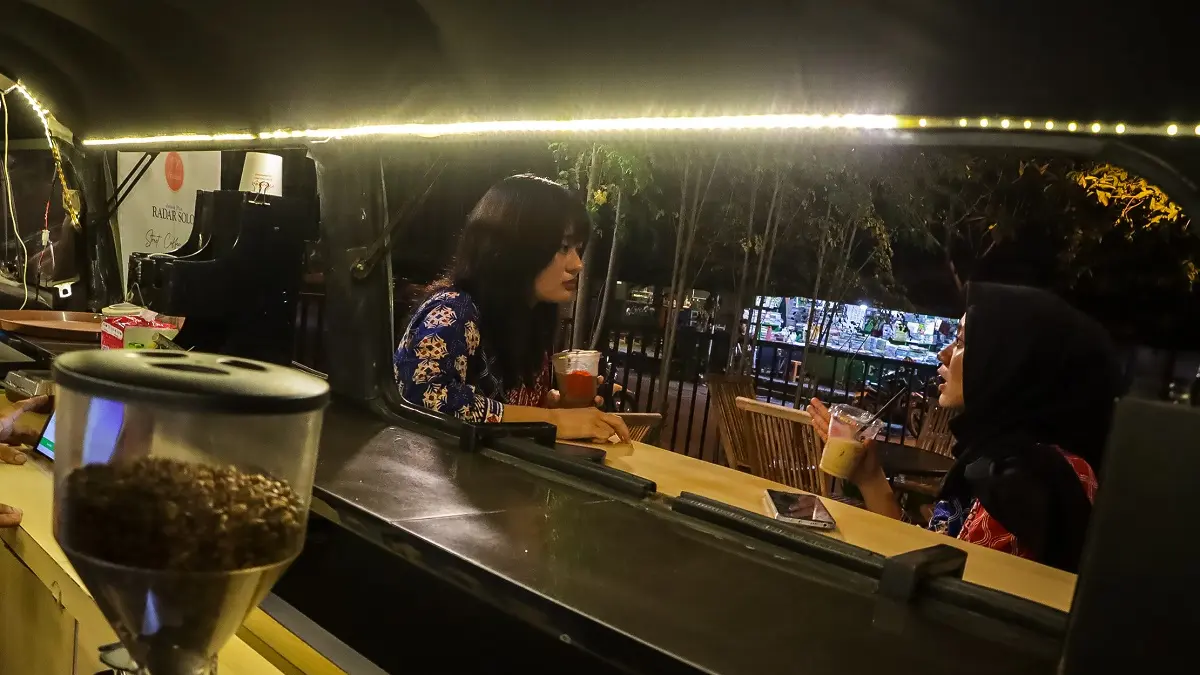 Ilustrasi ngopi dengan konsep semi outdoor. (M IHSAN/RADAR SOLO)