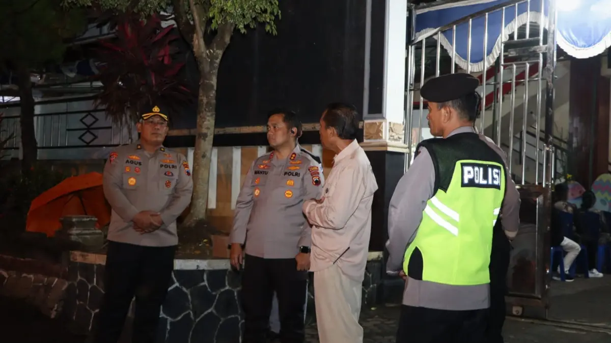Kapolres Wonogiri AKBP Wahyu Sulistyo (dua dari kiri) cek pengamanan ibadah Paskah di Gereja Katolik Yohanes Rasul, Kabupaten Wonogiri, Sabtu (4/4/2026) malam. (IWAN ADI/RADAR SOLO)
