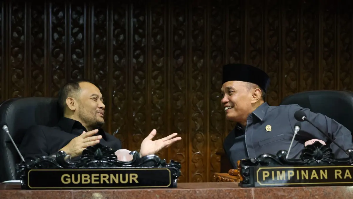 Ketua DPRD Jateng Sumanto (kanan) berdiskusi dengan Gubernur Jateng Ahmad Luthfi. Saat ini DPRD Jateng telah membentuk Pansus LKPJ 2025.