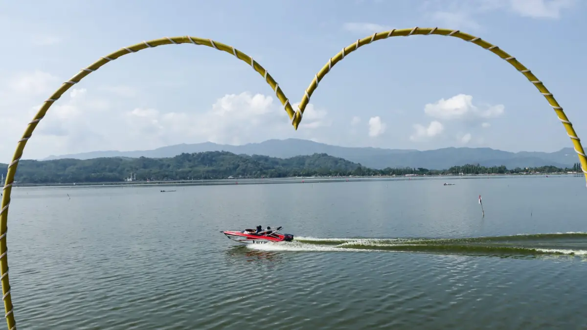 Objek wisata Rowo Jombor di Desa Krakitan, Bayat, Klaten termasuk destinasi populer selama libur Lebaran. (M.Ihsan/Radar Solo)