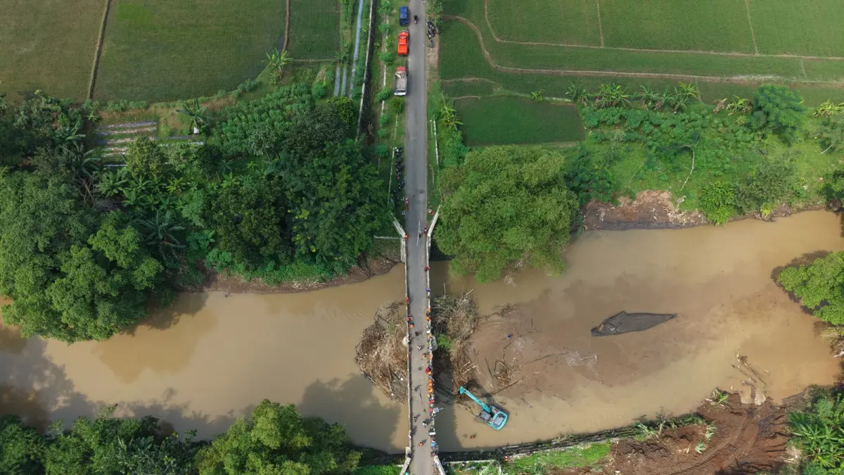 Pembersihan rumpun bambu yang tersangkutJembatan Desa Pandeyan, Kecamatan Grogol, pada Sabtu (4/4/2026). Jembatan ini membelah Kali Samin yang bermuara ke Sungai Bengawan Solo.