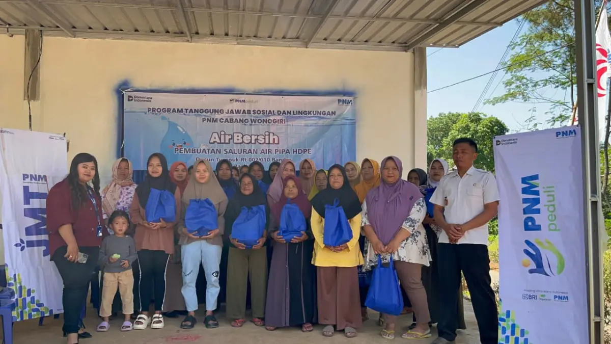 PNM Cabang Wonogiri melalui program PNM Peduli menyalurkan bantuan fasilitas akses air bersih untuk memperbaiki jaringan distribusi air di Desa Tumpuk, Kecamatan Bandar, Kabupaten Pacitan. (ISTIMEWA) 