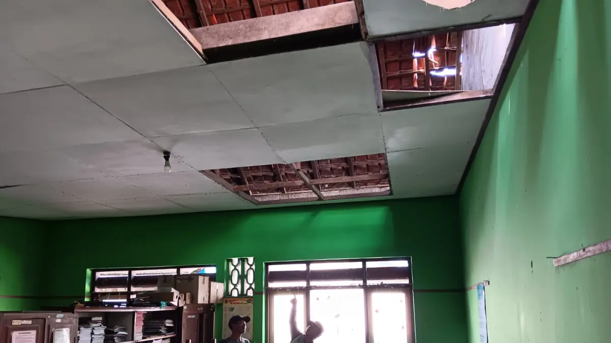 Ruang perpustakaan SDN 2 Sribit, Delanggu, Klaten ikut terdampak ambruknya atap ruangan kelas 2 sekolah setempat. (Angga Purenda/Radar Solo)