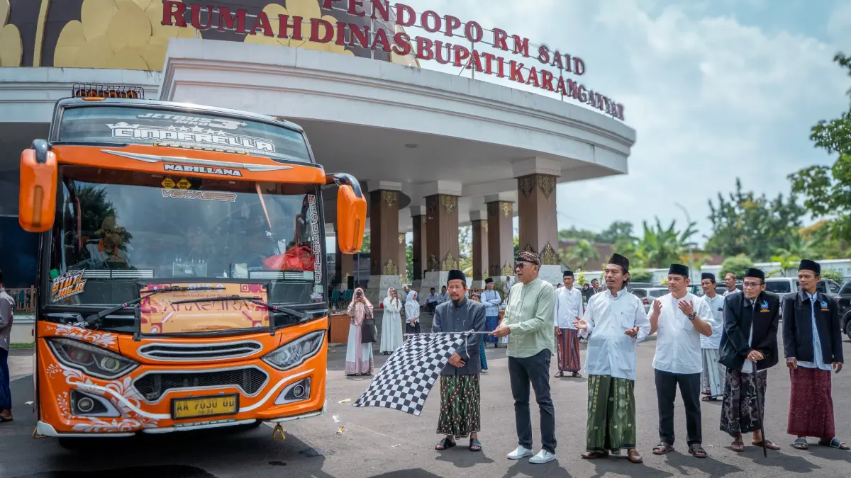 Sekda Karanganyar Kurniadi Maulato melepas pemberangkatan santri ke ponpesnya, Sabtu (5/4/2026). (Rudi Hartono/Radar Solo)