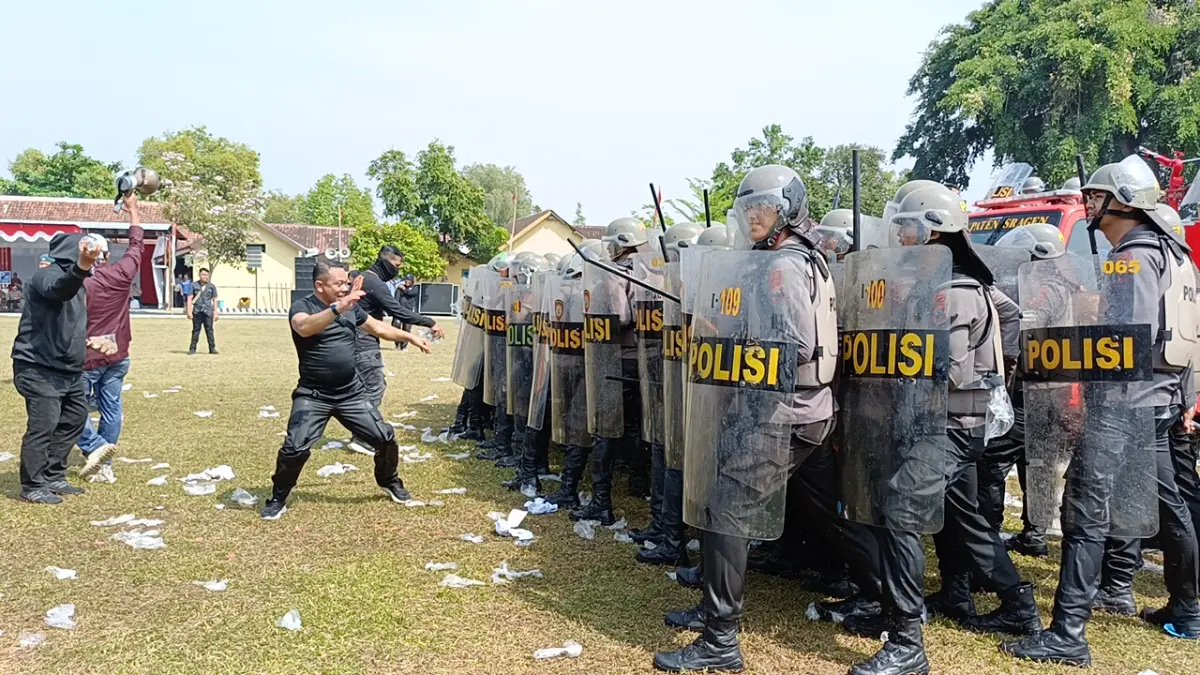 Simulasi penanganan kericuhan massa di Mapolres Sragen, beberapa waktu lalu. (Ahmad Khairudin/Radar Solo)