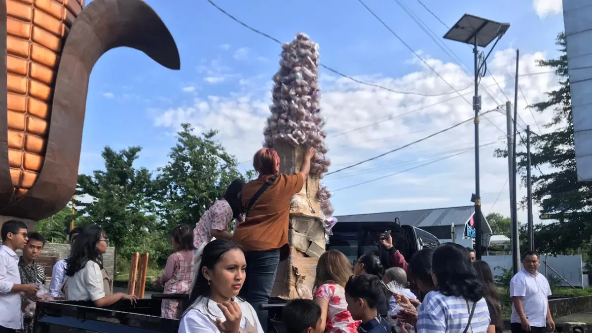 Umat Kristiani Membagikan Gunungan Telur Saat Perayaan Paskah Di Tugu Jagung Boyolali.(ABDUL KHOFID/RADAR SOLO)