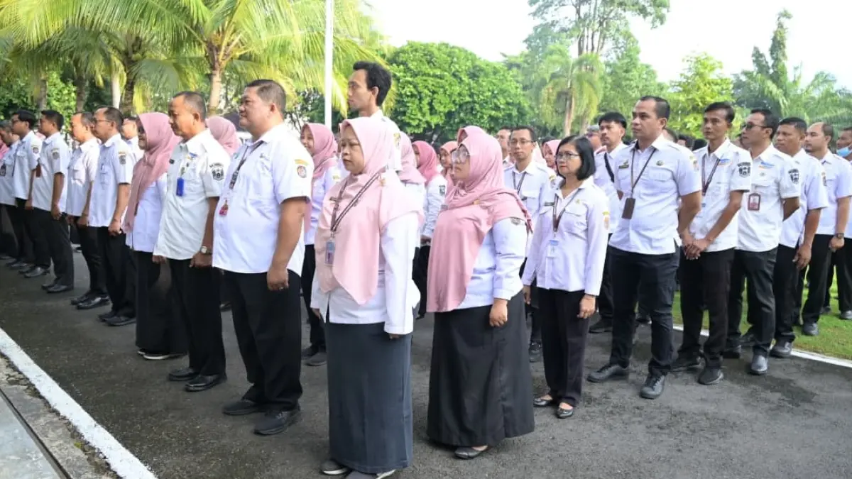 ASN Pemkab Karanganyar mengikuti apel rutin di halaman kantor bupati. (Rudi Hartono/Radar Solo)