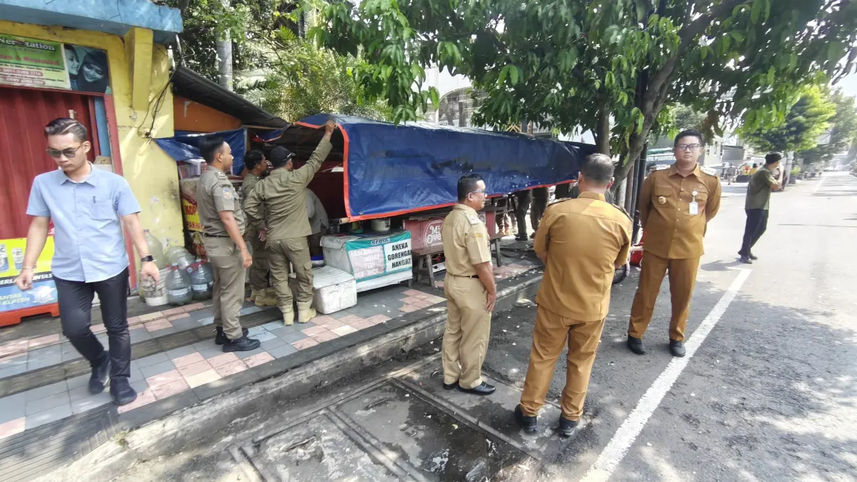 Bupati Klaten Hamenang Wajar Ismoyo tinjau penertiban PKL yang beroperasi di atas trotoar di sepanjang Jalan Pemuda di luar waktu yang ditentukan. (Dokumentasi Bagian Prokopim Setda Klaten) 
