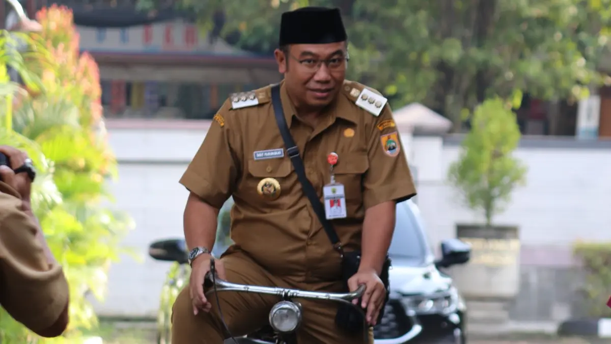 Bupati Sragen Sigit Pamungkas naik sepeda onthel ke kantor, Senin (6/4/2026). (Ahmad Khairudin/Radar Solo)