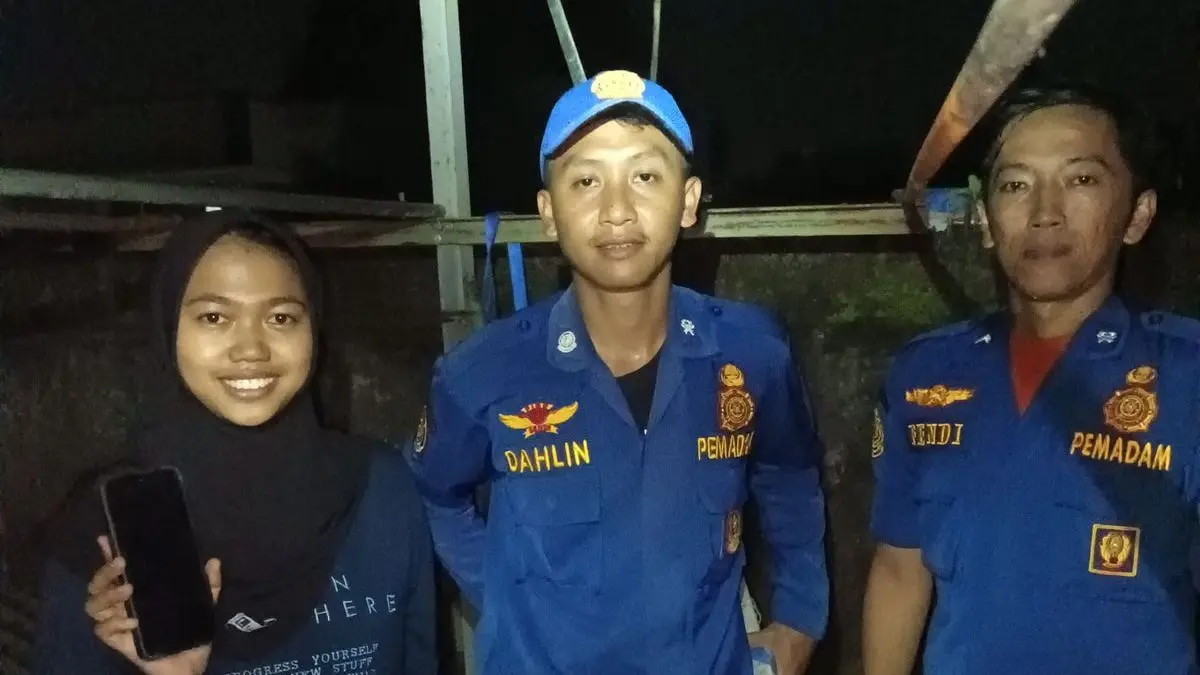 Eka semringah setelah HP miliknya yang terjepit di sela tembok berhasil diambil oleh Damkar Boyolali. (DOK.DAMKAR BOYOLALI)