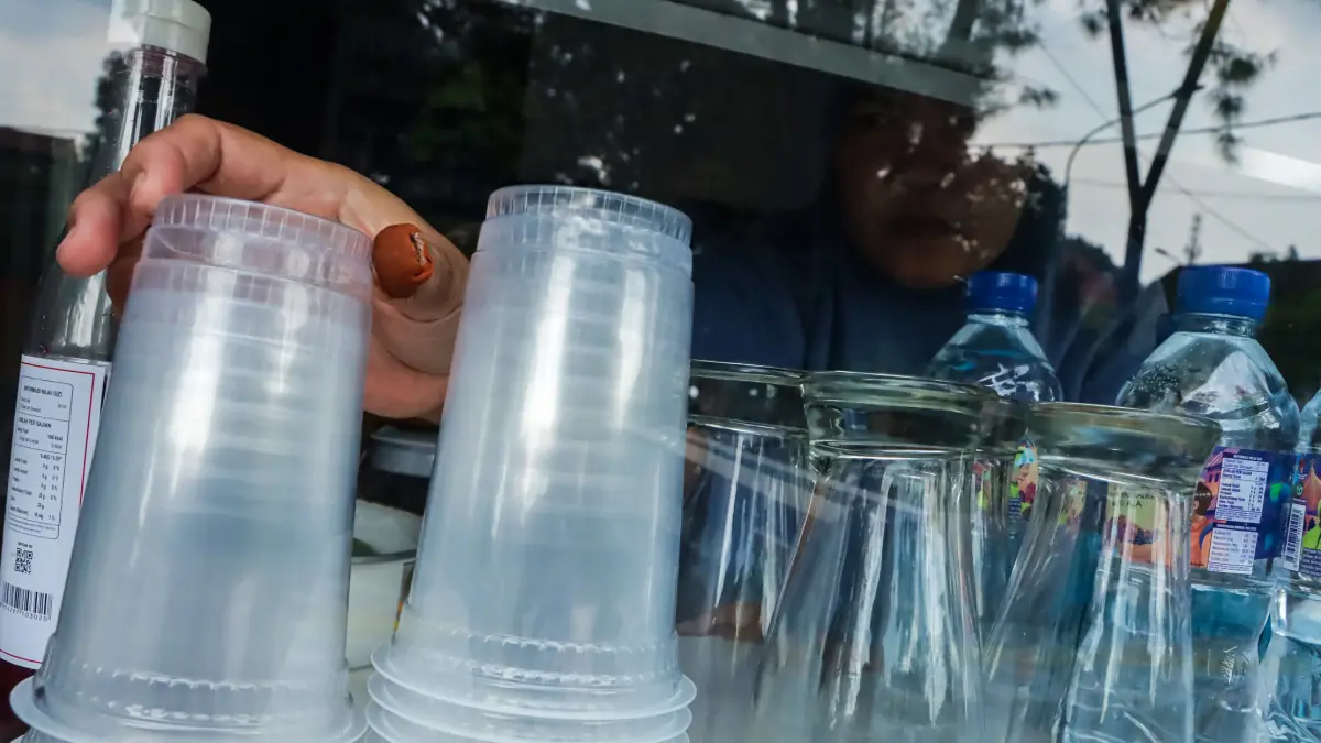 Harga plastik, germasuk cup yang biasa digunakan pelaku UMKM makanan dan minuman naik tak terkendali. Termasuk di Boyolali. (M IHSAN/RADAR SOLO)