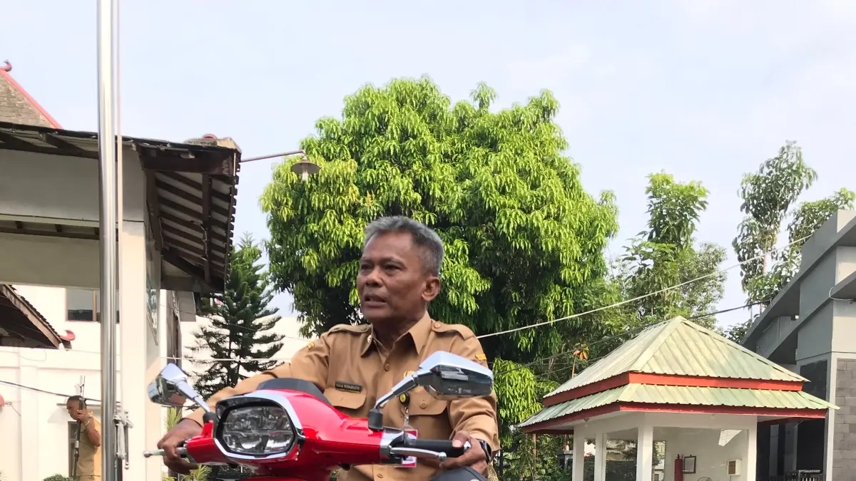 Ilustrasi Kepala Dinastankan Sukoharjo Bagas Windaryatno naik motor saat ngantor.   ASN di Sukoharjo mulai WFH tiap Jumat mulai pekan ini. (IWAN KAWUL/RADAR SOLO)